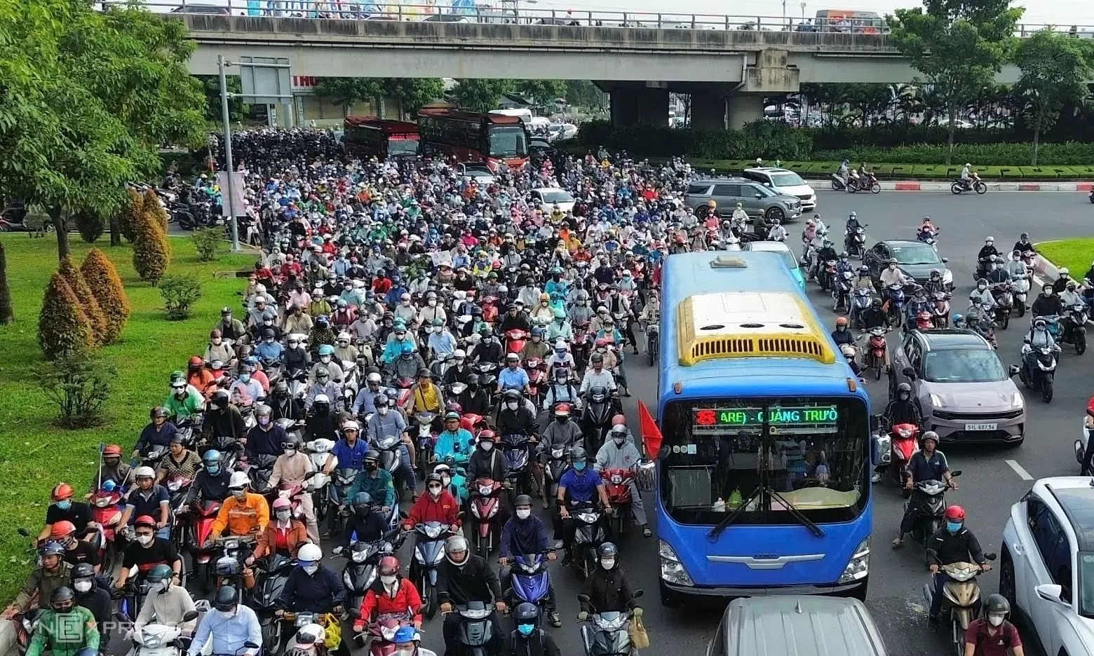 Ho Chi Minh City considers opening priority lanes for punctual buses