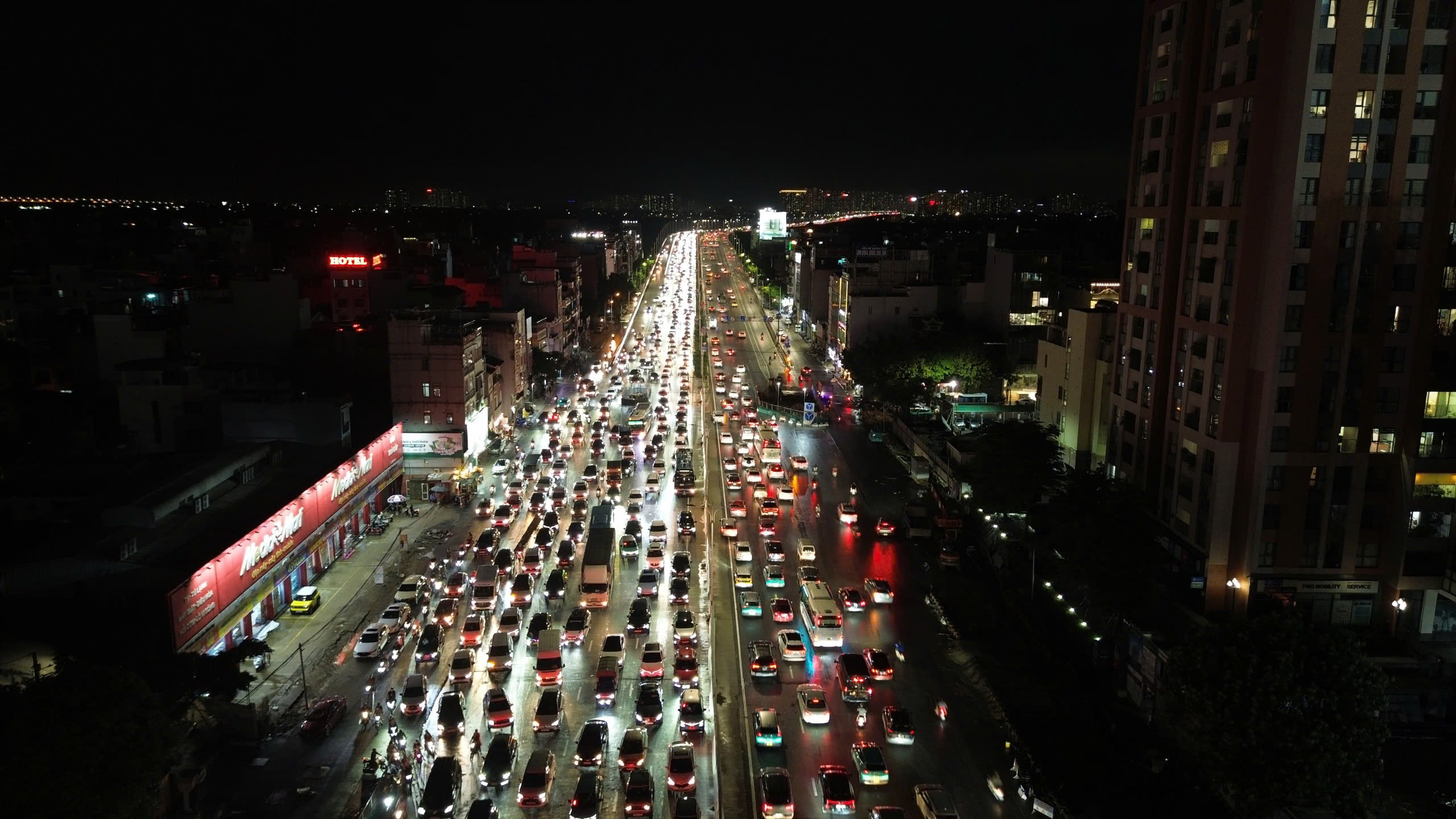 Thousands of vehicles congested on Vinh Tuy bridge