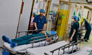 Husband faints from psychological shock while witnessing wife's childbirth