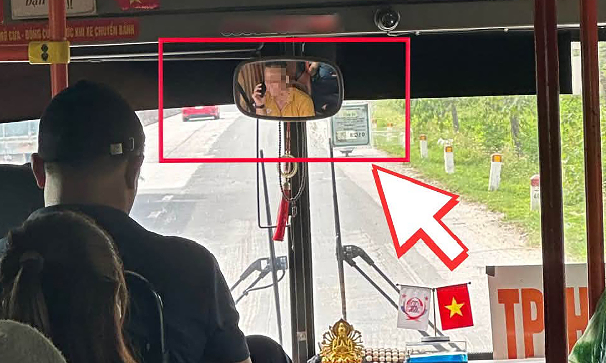 Bus driver fined 5 million dong for using phone while driving