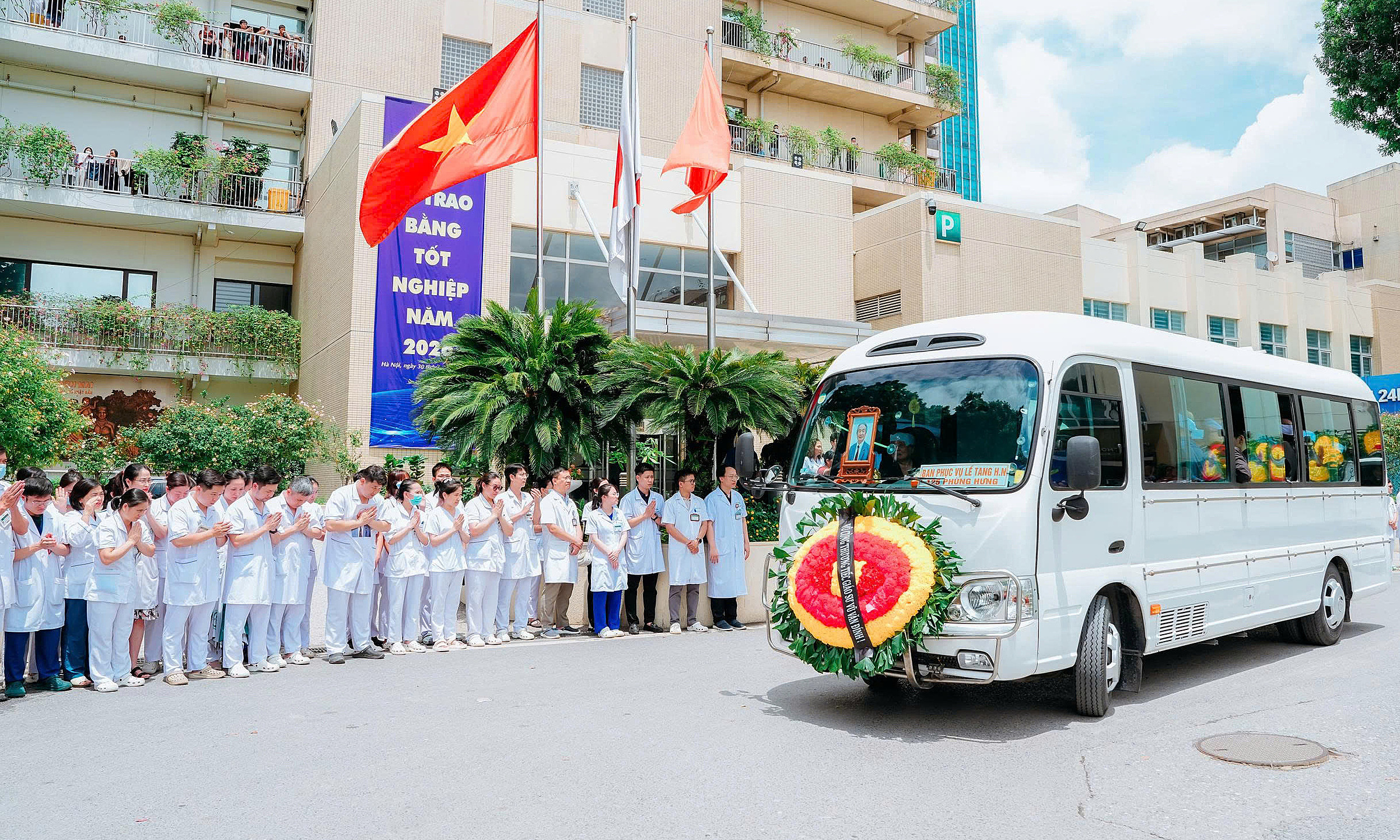 Bach Mai medical staff bid farewell to 'titan' of emergency resuscitation Vu Van Dinh
