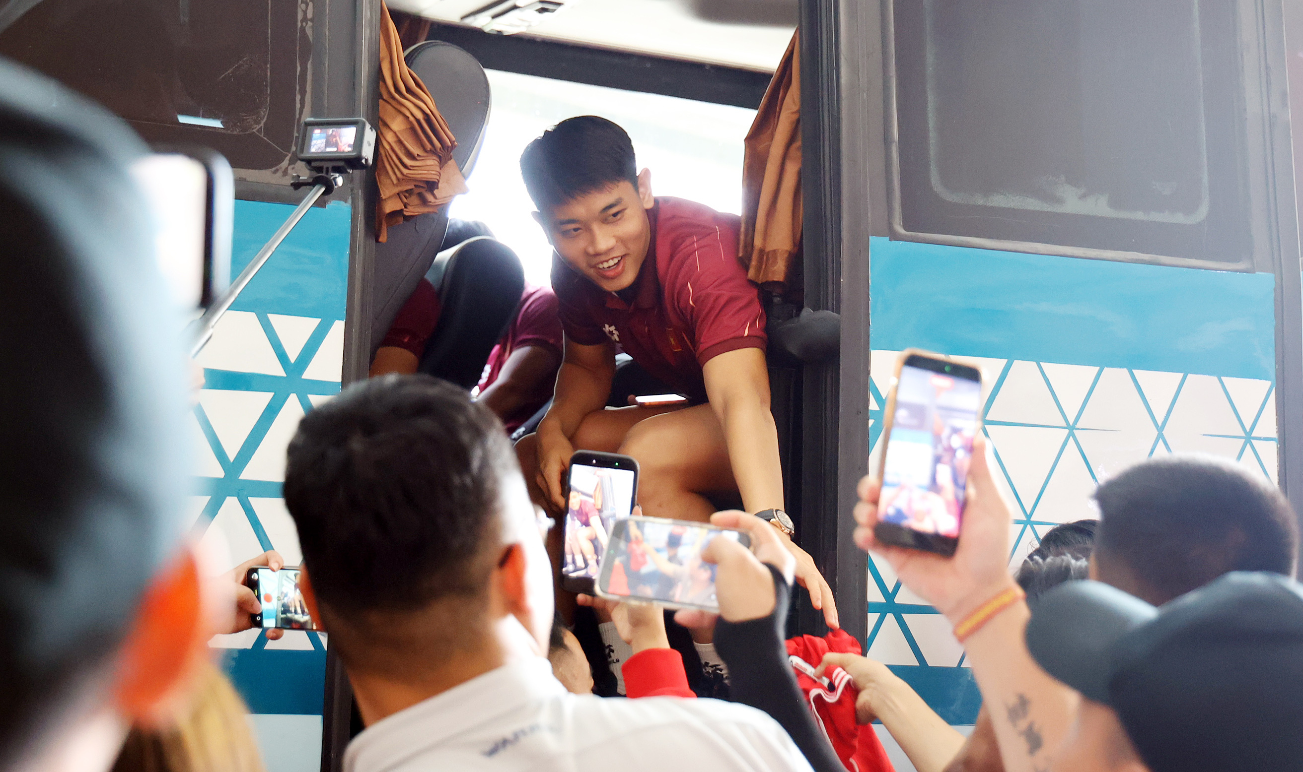 Dinh Bac and teammates radiant upon arrival in Indonesia