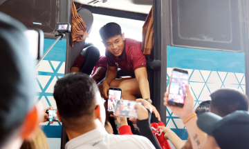Dinh Bac and teammates radiant upon arrival in Indonesia