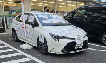 Car covered in notes after parking improperly at store