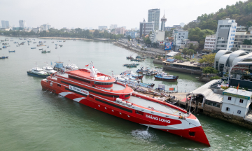 Ferry carrying 200 passengers to Con Dao suffers engine malfunction