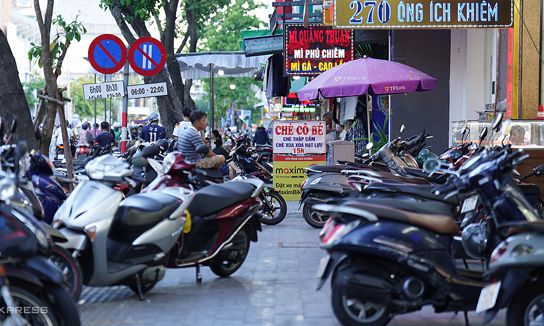 Rather than banning sidewalk businesses, experts advocate for rational arrangement