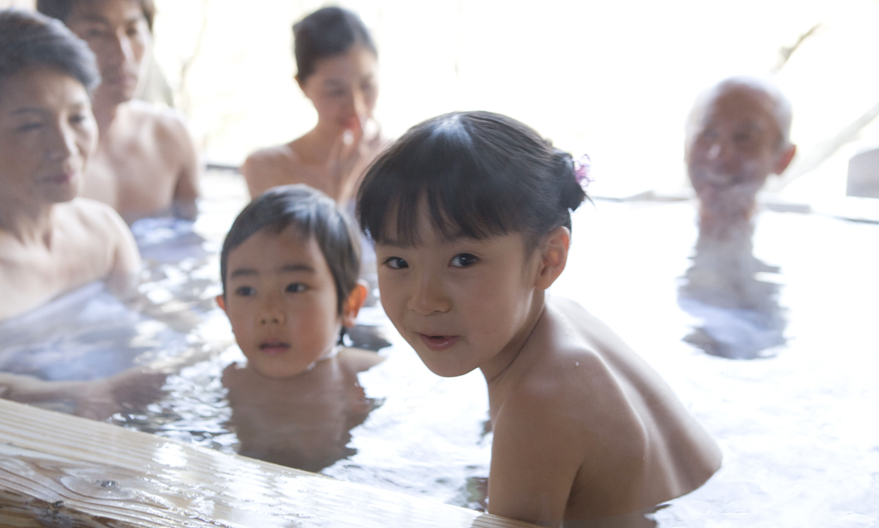 Why do Japanese people like to share bathwater?