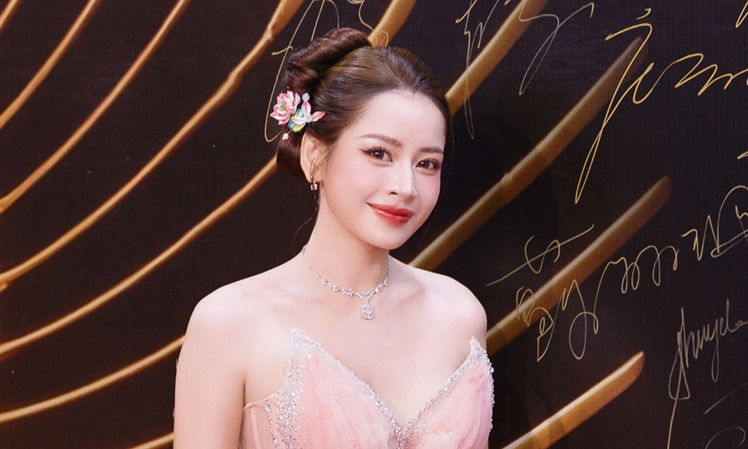 Chi Pu attends gala with Baifern Pimchanok, Bosco Wong