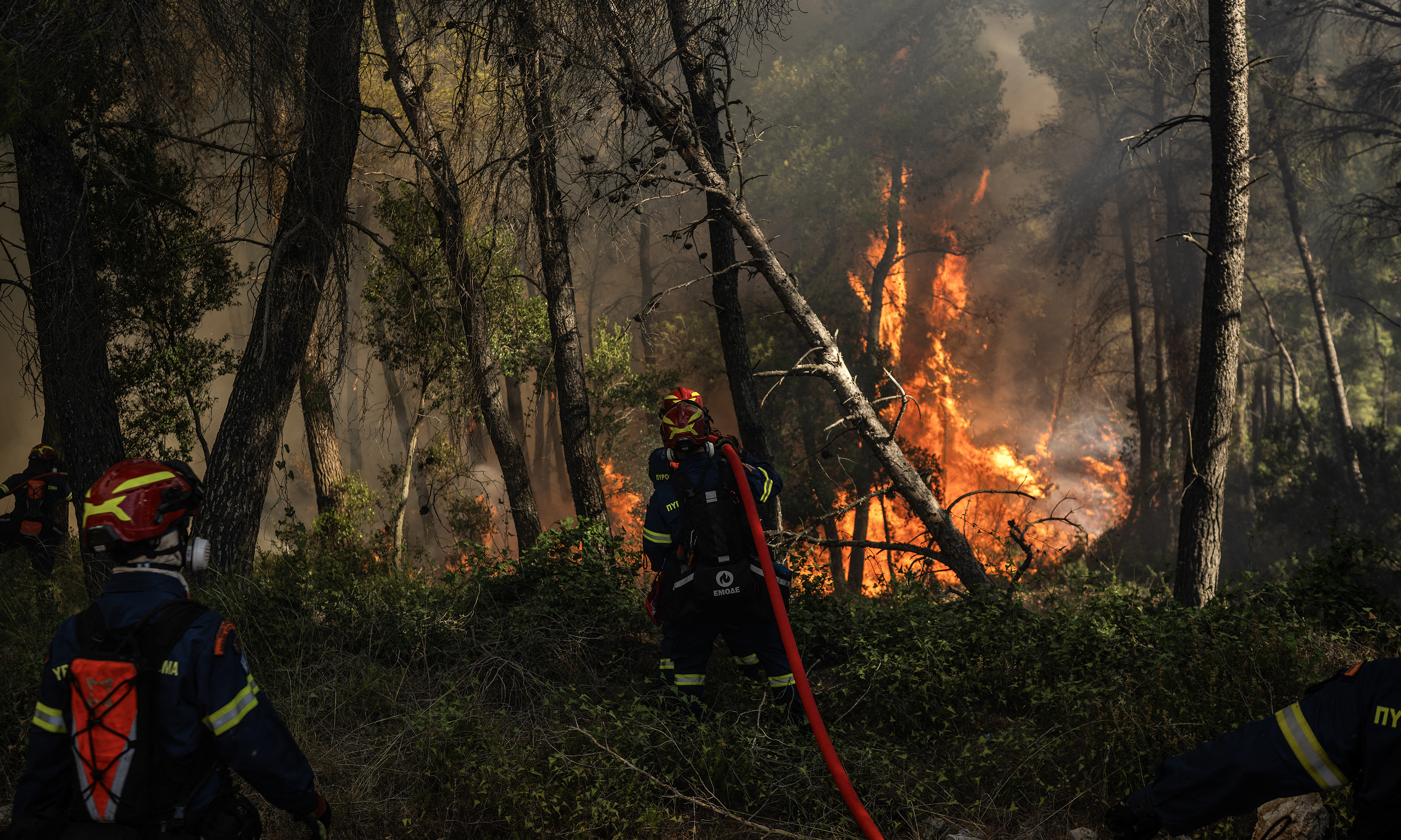 Firefighting helicopter collides, crashes during wildfire