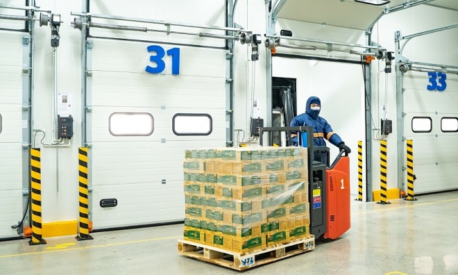 Greening warehouses with solar panels and electric vehicles