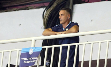 Indonesia's coach leaves stands after Vietnam takes two-goal lead