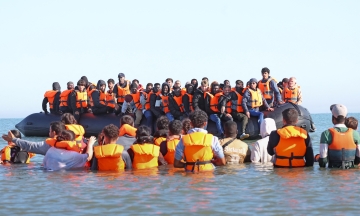 Uk far-right party proposes deploying warships to block migrant boats