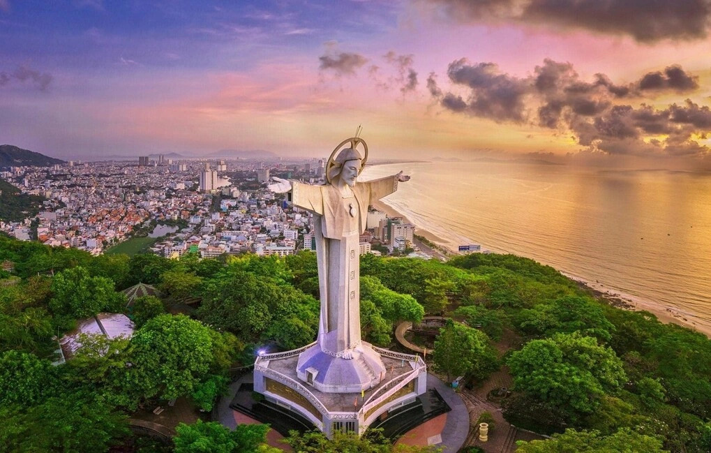 Check-in spots for runners and families in Vung Tau