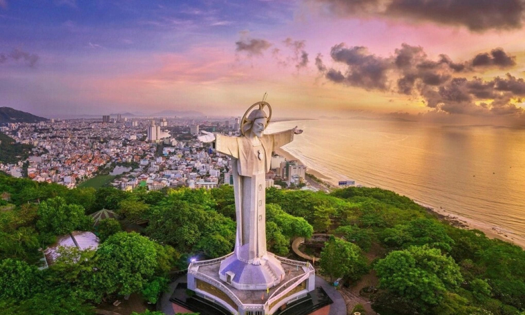 Check-in spots for runners and families in Vung Tau