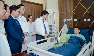 Doctors control robot for remote surgery between Hanoi and Can Tho