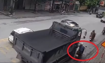 Dump truck's reckless overtake crushes motorcyclist by roadside