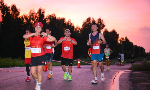 Phan Thiet's sunrise through the strides of public security sector runners at the marathon event
