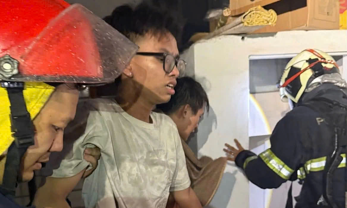 Two rescued from early morning fire in Hanoi