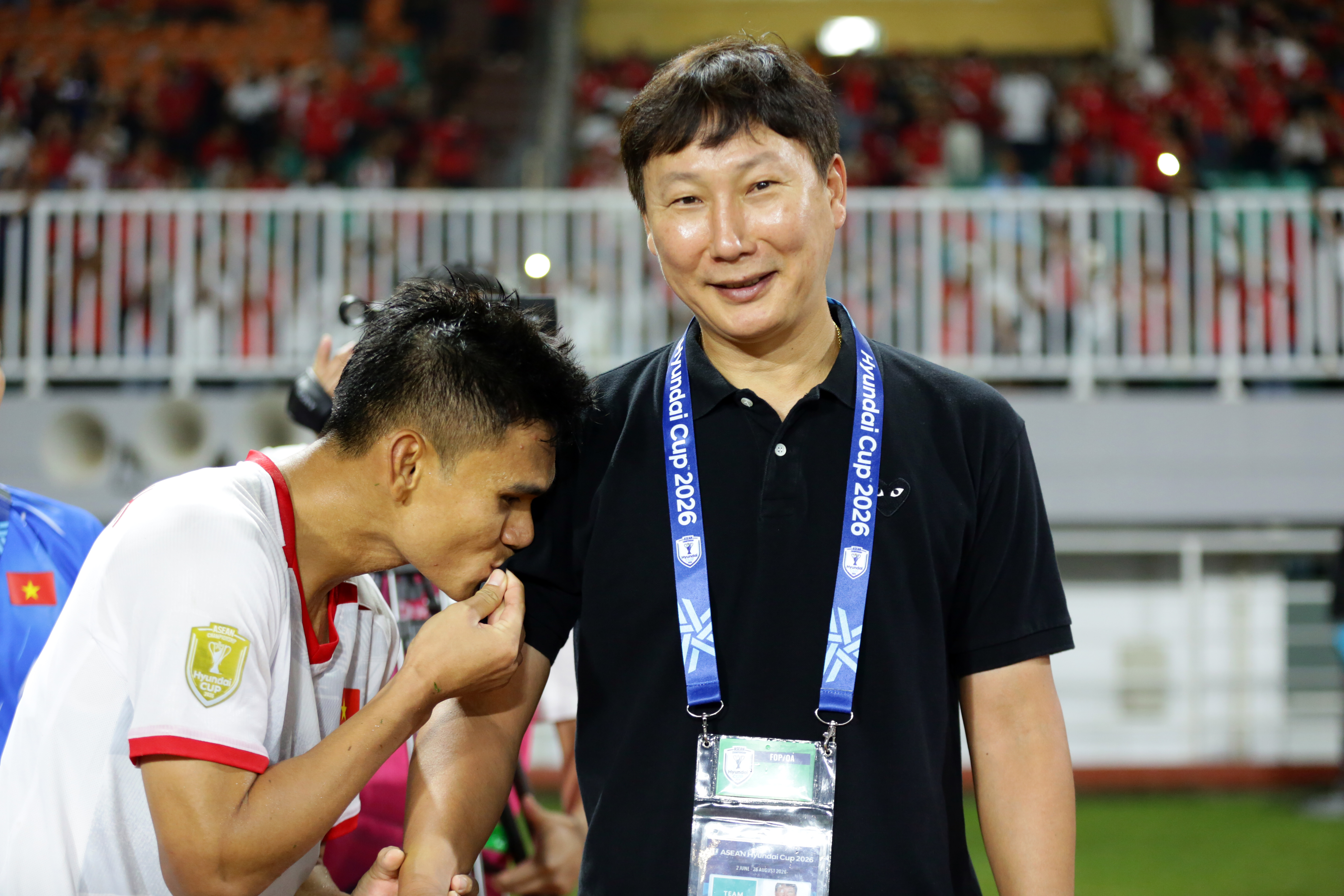 Players kiss coach Kim Sang-sik's shirt