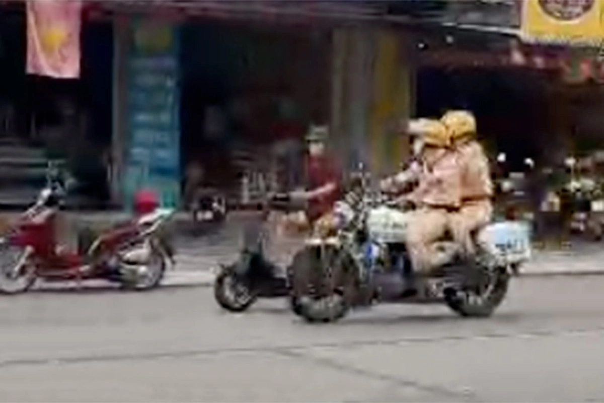 Two traffic police officers disciplined after chasing teenager on e-bike