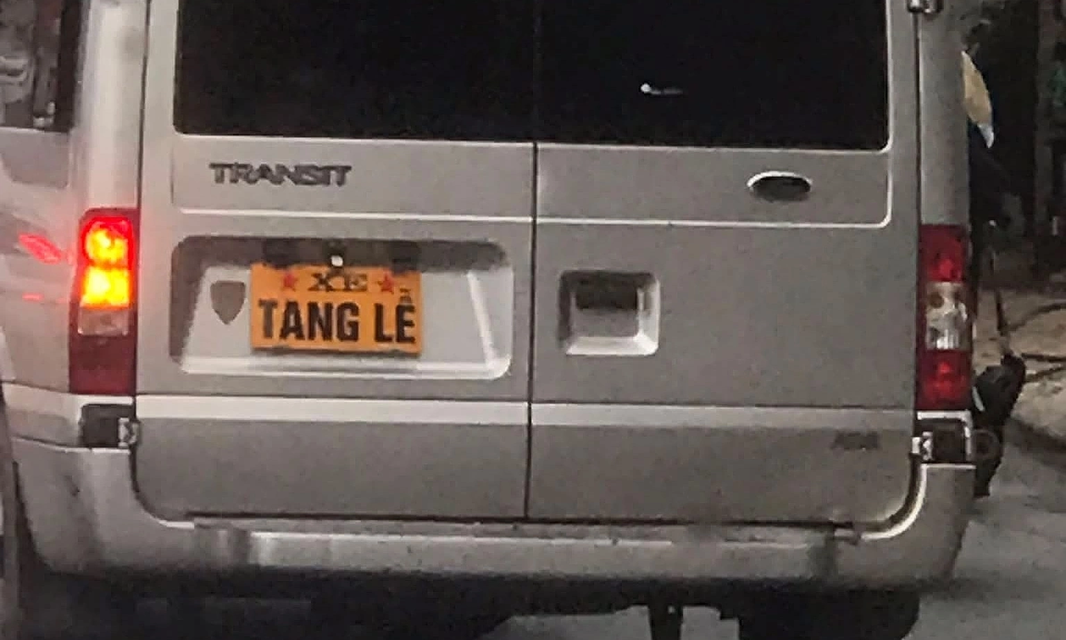 Fined over 20 million dong for using 'funeral car' sign to obscure license plate