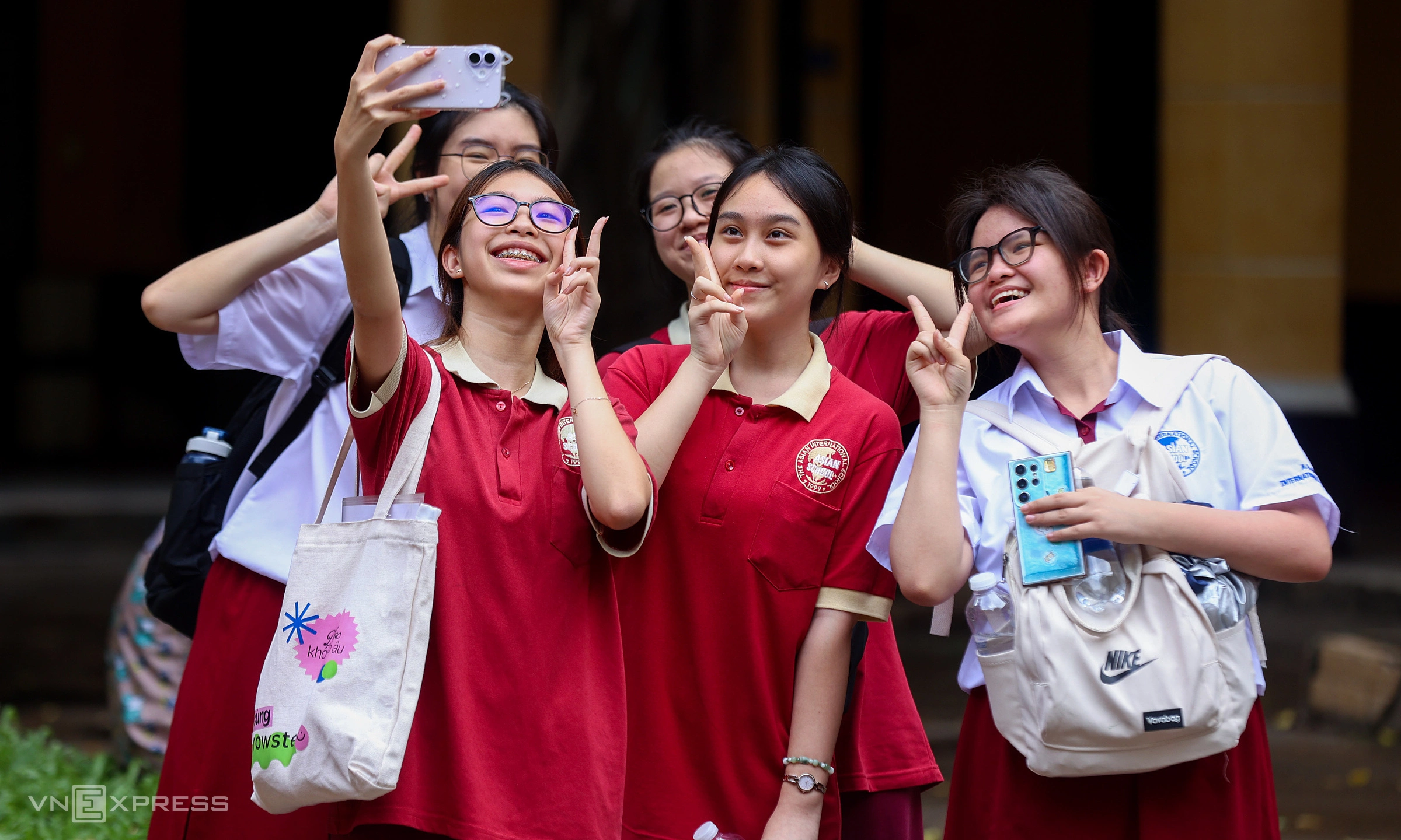 Six universities in TP HCM offer monthly scholarships of 3,7-5,5 million VND for specific majors