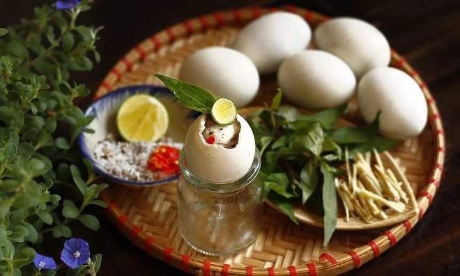 Should balut be eaten in the morning or evening?