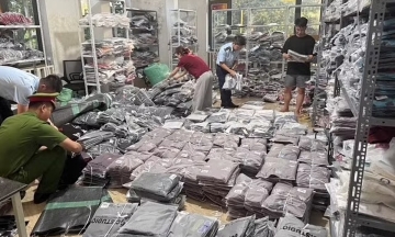 Thousands of fake D&G, Gucci clothes discovered in Hanoi warehouse