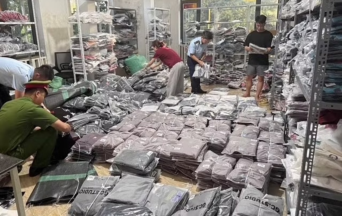Thousands of fake D&G, Gucci clothes discovered in Hanoi warehouse
