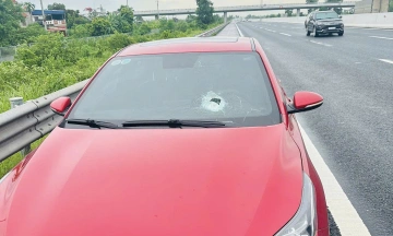 Throwing stones at cars on expressways: a dangerous pastime