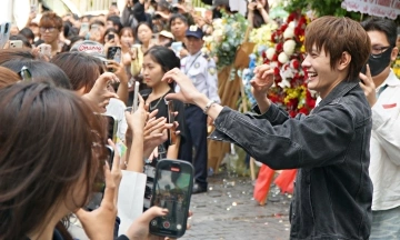 Fans queue to meet 'Anh trai say hi' stars