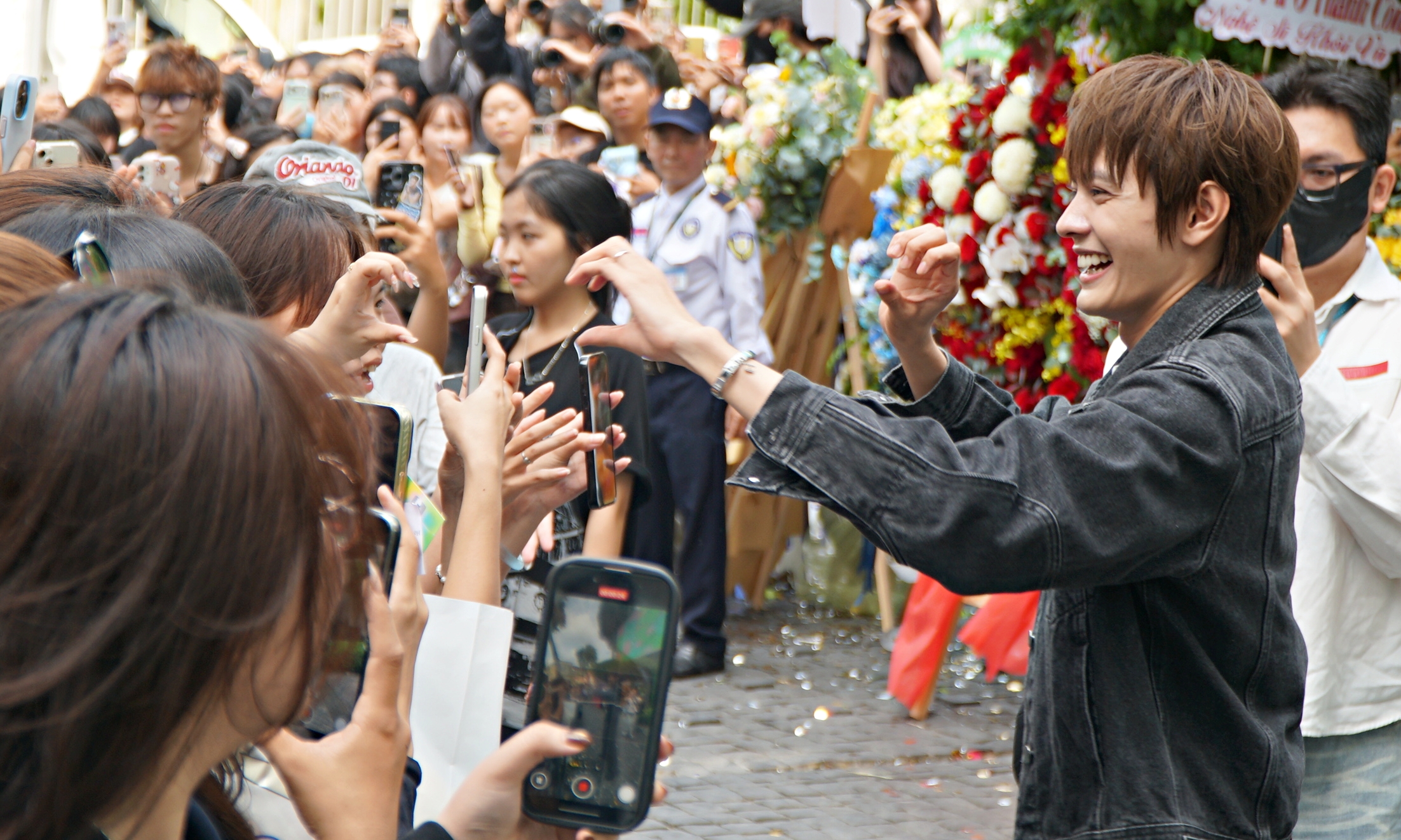 Fans queue to meet 'Anh trai say hi' stars