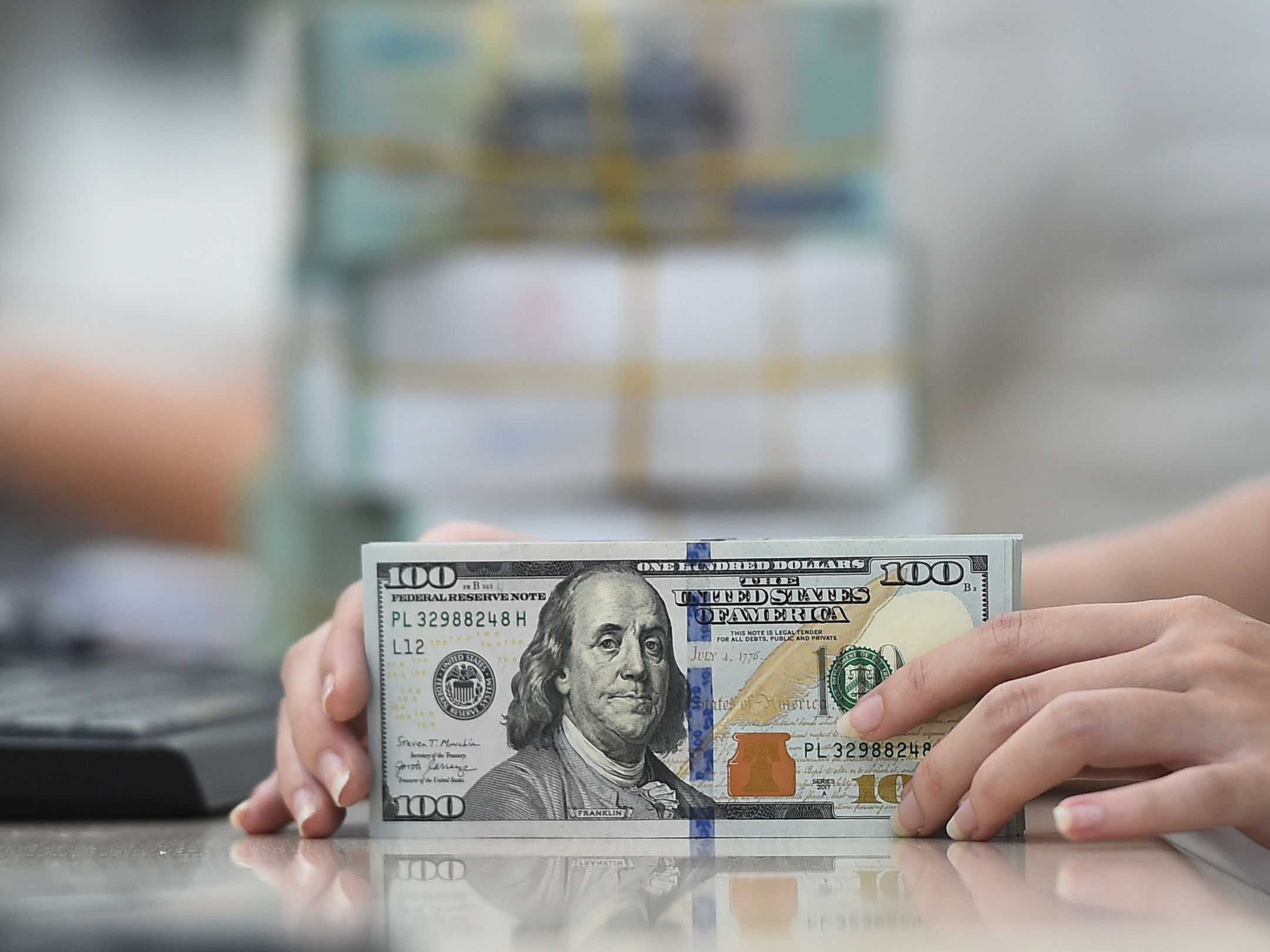 Black market US dollar price lower than banks
