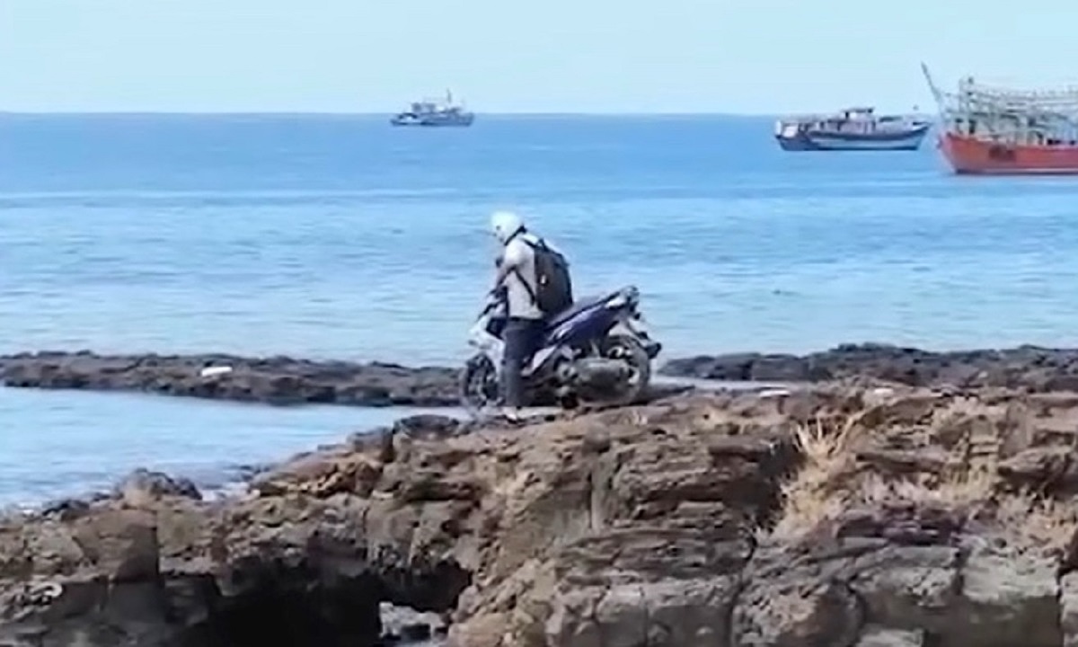 Chinese tourist rides motorbike on To Vo Arch in Ly Son