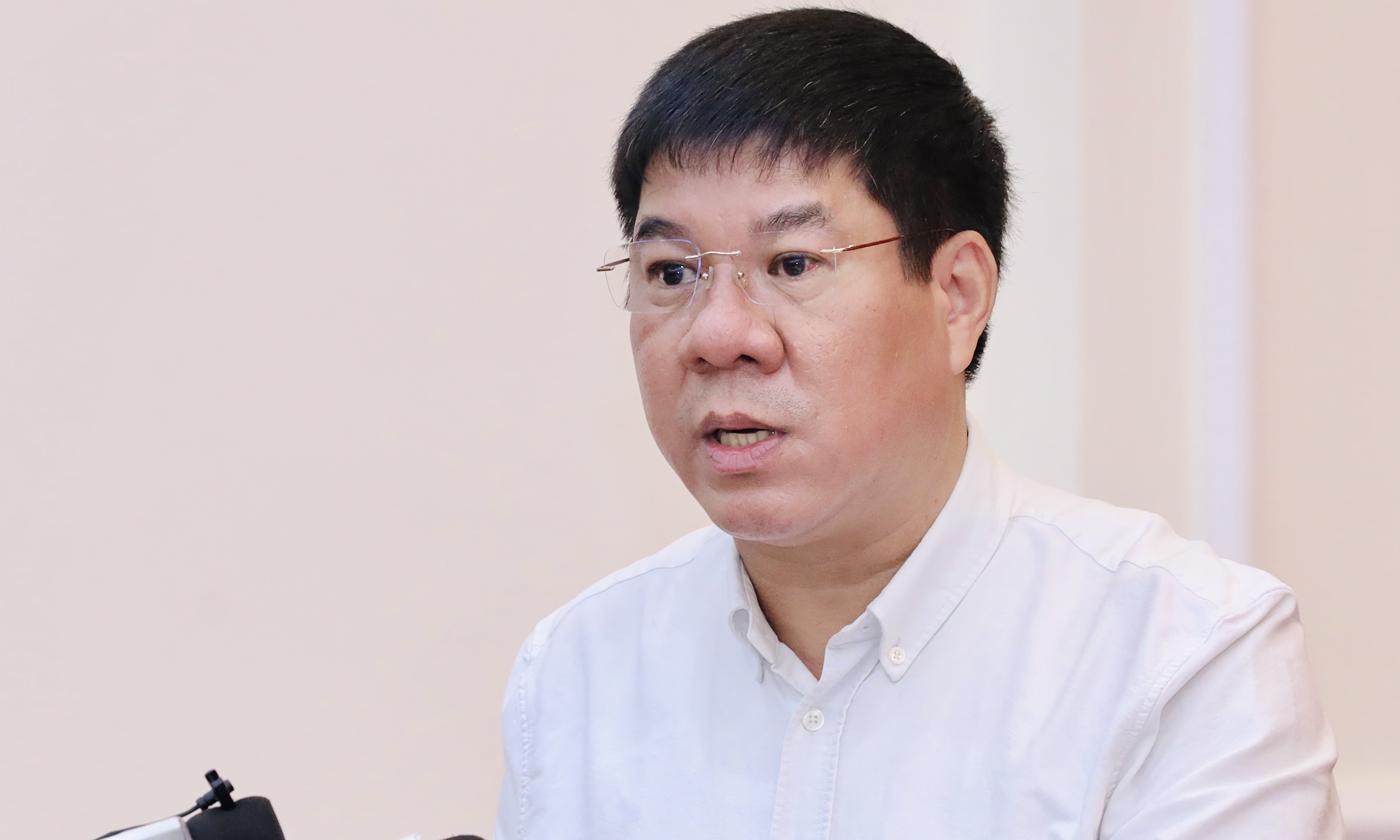 Why were results for Quang Tri exam fraud students canceled, while Tuyen Quang students can retake?