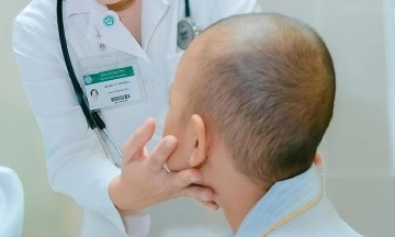 A bright spot in the eye warns of dangerous childhood cancer