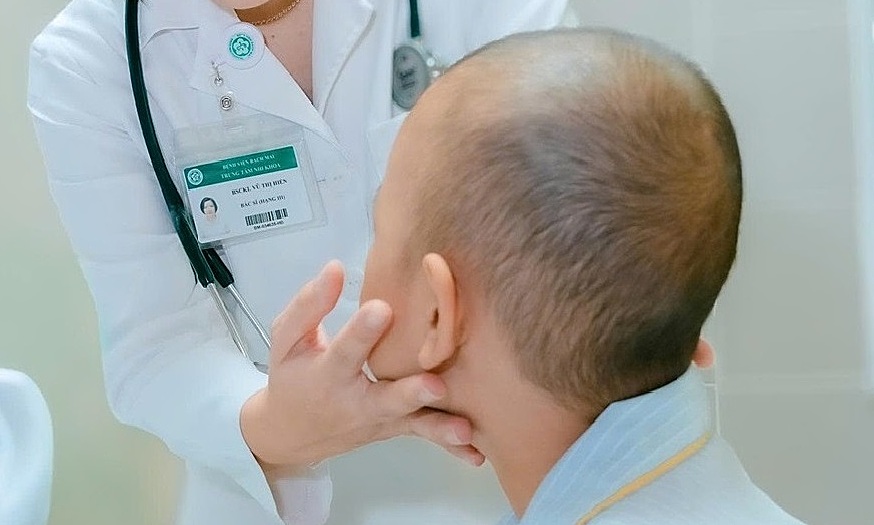 A bright spot in the eye warns of dangerous childhood cancer