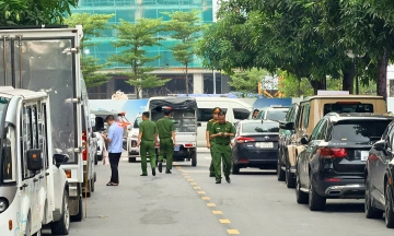 Dozens of police officers work at Huan Hoa Hong's house