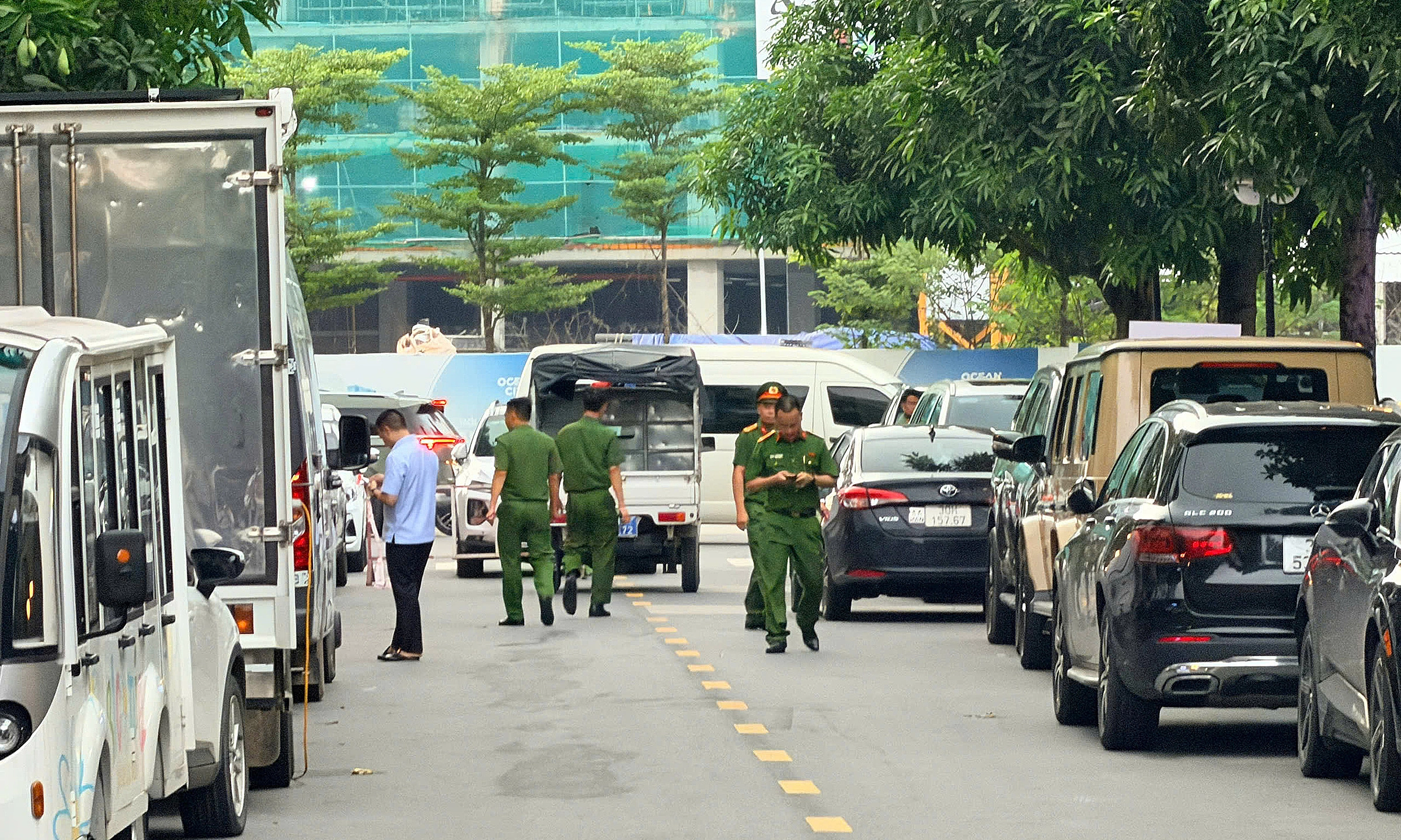 Dozens of police officers work at Huan Hoa Hong's house