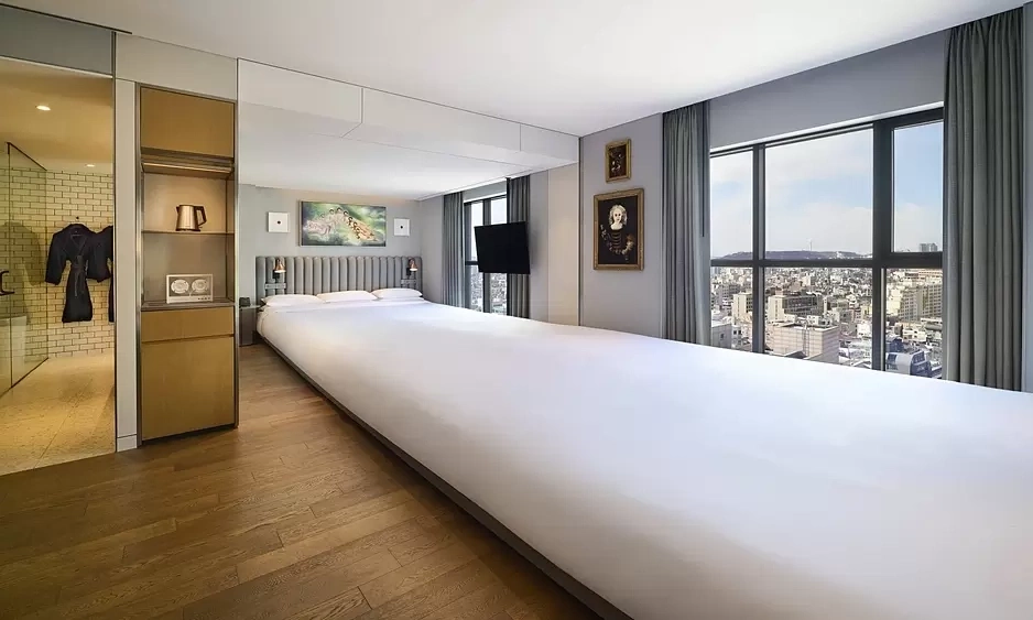 Hotel draws attention with a 6 m long bed