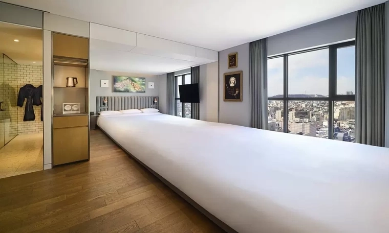 Hotel draws attention with a 6 m long bed