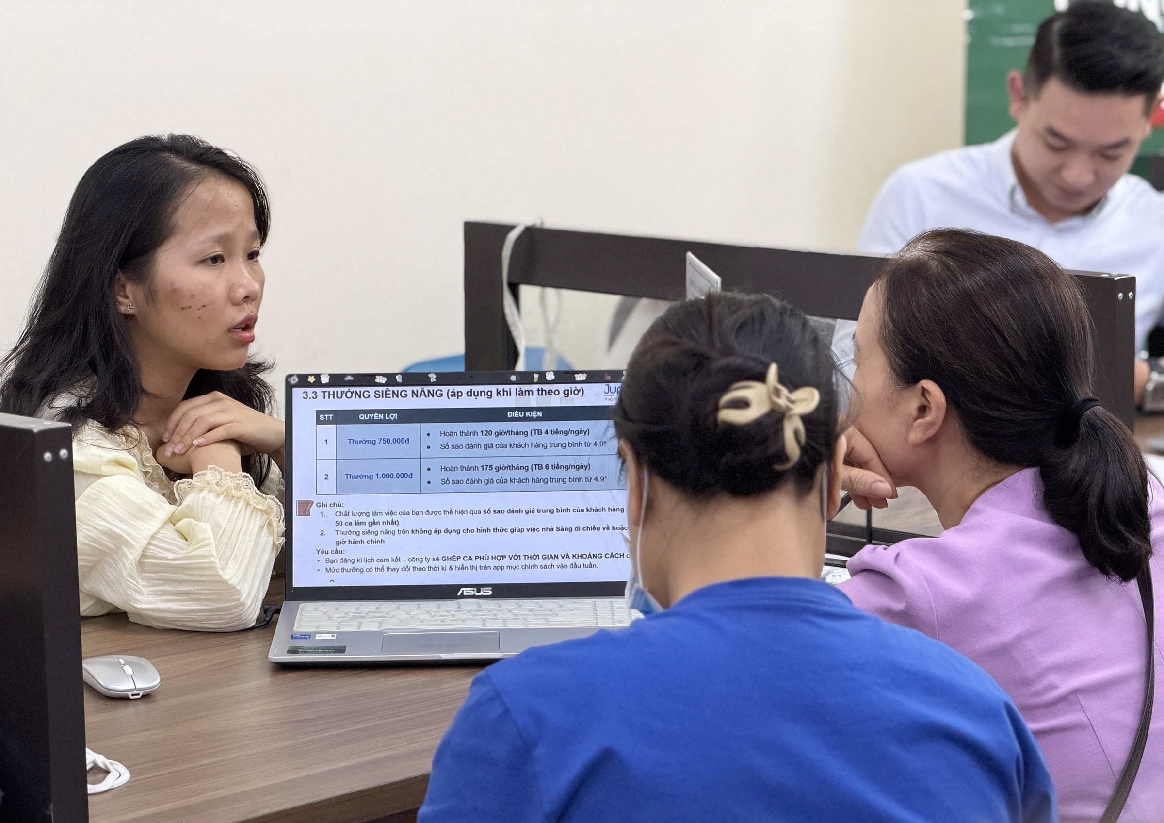 When is it mandatory to report hiring domestic help to the commune people's committee to avoid penalties?