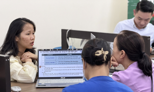 When is it mandatory to report hiring domestic help to the commune people's committee to avoid penalties?