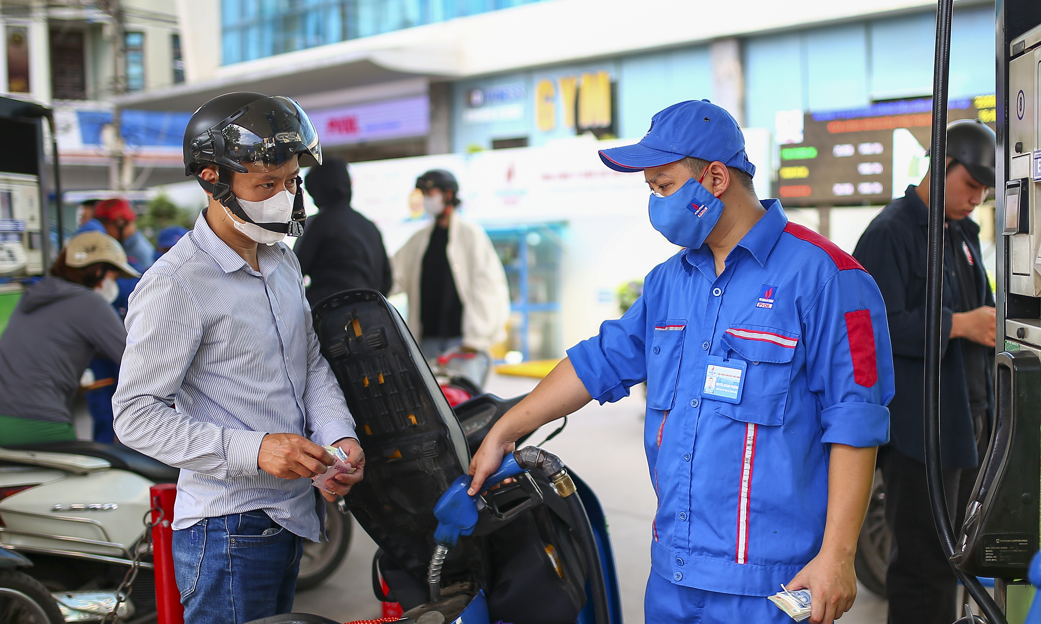 Gasoline and oil prices both decrease