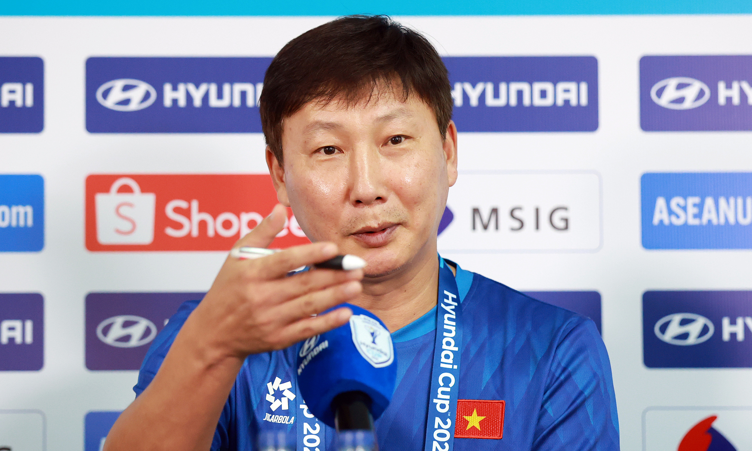 Coach Kim Sang-sik holds press conference before match against Cambodia in ASEAN Cup