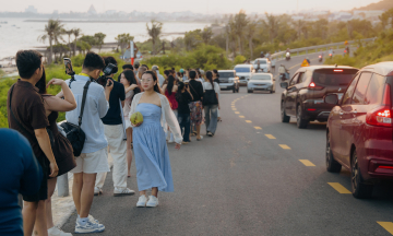 Phan Thiet's sunset slope draws crowds for check-ins