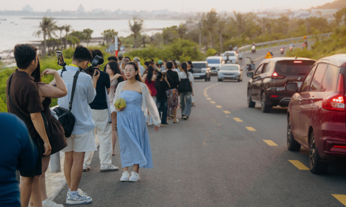 Phan Thiet's sunset slope draws crowds for check-ins