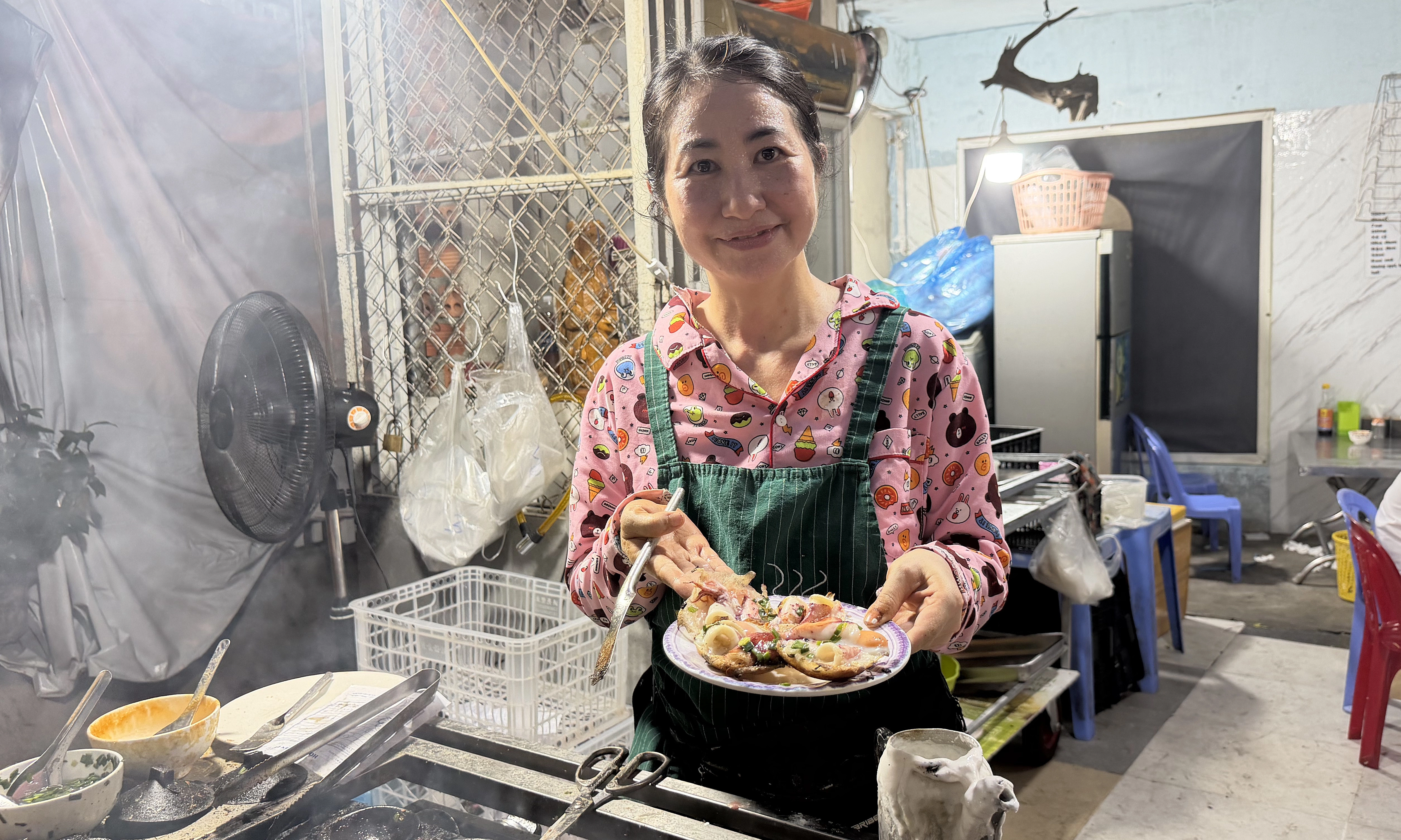 Nha Trang banh can eatery draws hour-long queues