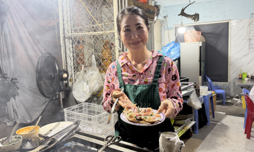 Nha Trang banh can eatery draws hour-long queues