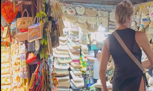 Hoi An tour guide asks foreign visitor to leave for inappropriate attire